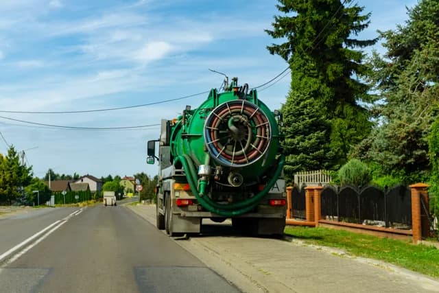 Zbiornik i armatura wozu asenizacyjnego z bliska