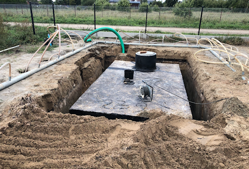 Dlaczego Twoje szambo jest pełne wody? Błędy montażowe oraz najczęstsze usterki w zbiornikach na szambo.